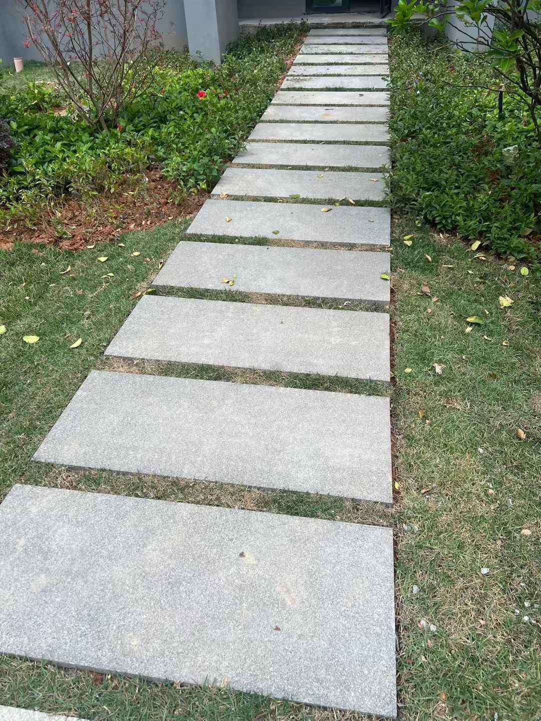 平凉 芝麻黑小区踏步、汀步石铺装效果
